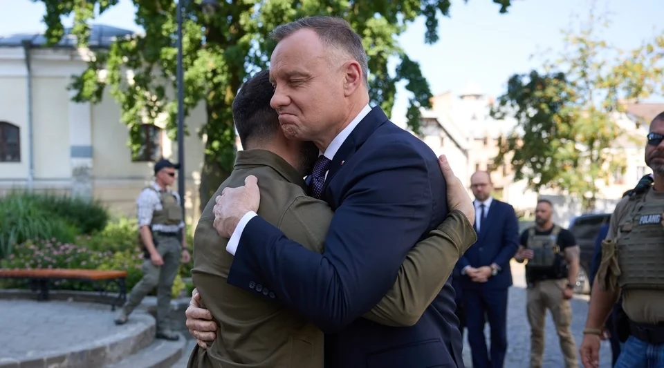 Анджей Дуда обіймає Володимира Зеленського під час прощання в Києві перед вторгненням РФ