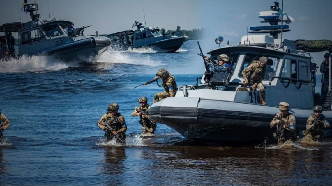 Бійці річкової флотилії ЗСУ на десантних катерах висаджуються під час маневрів.