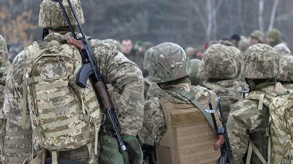 Українські бійці ЗСУ у строю з АК-74, ілюструючи мобілізацію з 21 року за Диким.