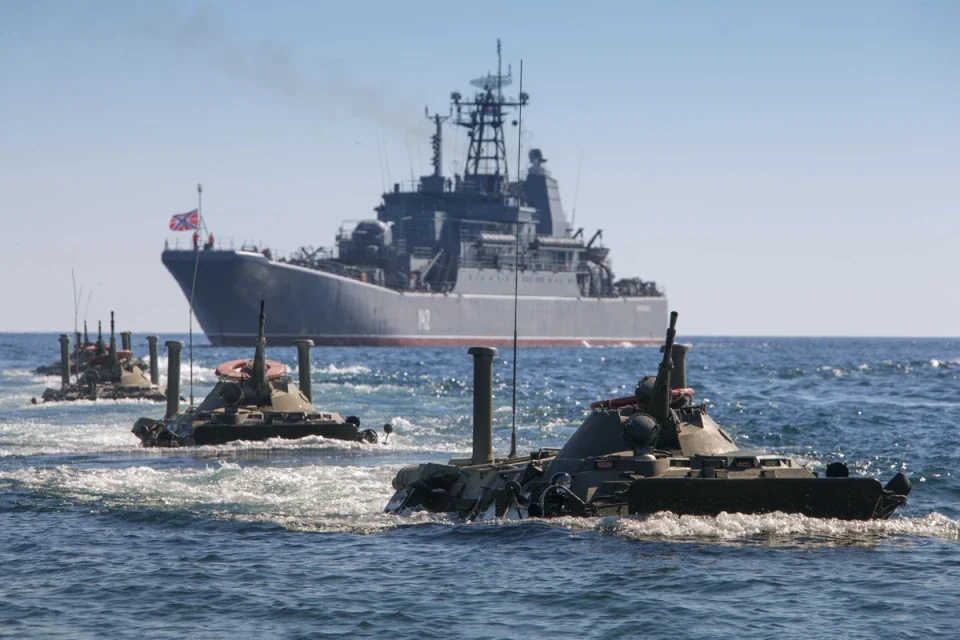 Російські великі десантні кораблі з танками прямують Чорним морем на Одесу