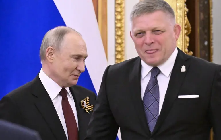Роберт Фіцо поруч із Володимиром Путіним на тлі прапора РФ
