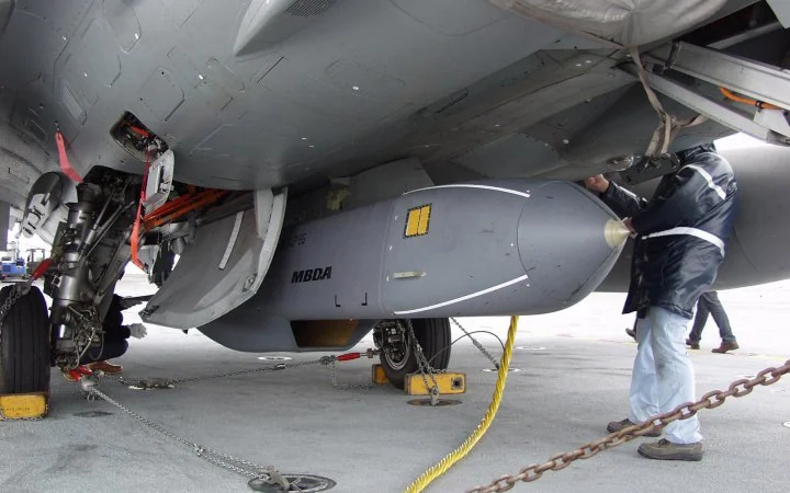 Ракета Aster 30 MBDA на підвісці французького бойового літака