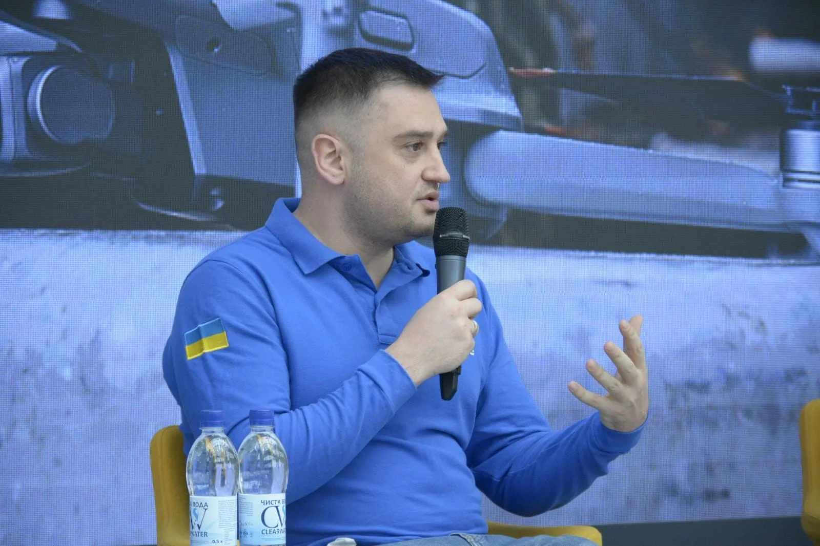 Олексій Гнатковський коментує своє бронювання, тримаючи мікрофон