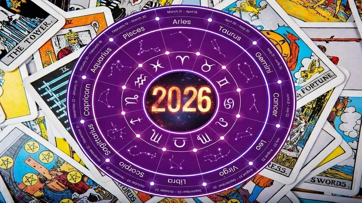 Колаж карт Таро с колесом знаков Зодиака Рыбы, Раки на 2026 год