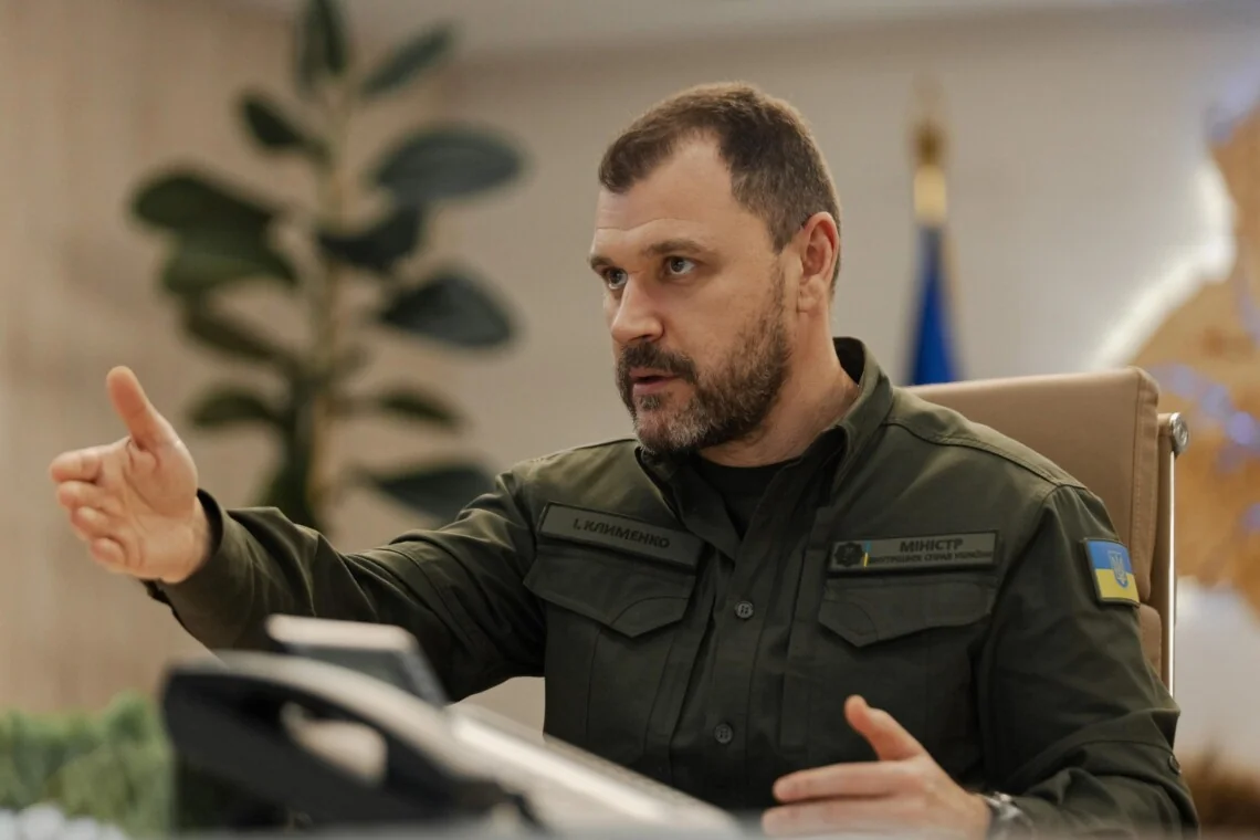 Ветеран «Терапевт» у формі ЗСУ жестикулює, закликаючи жорсткіші заходи проти ухилянтів
