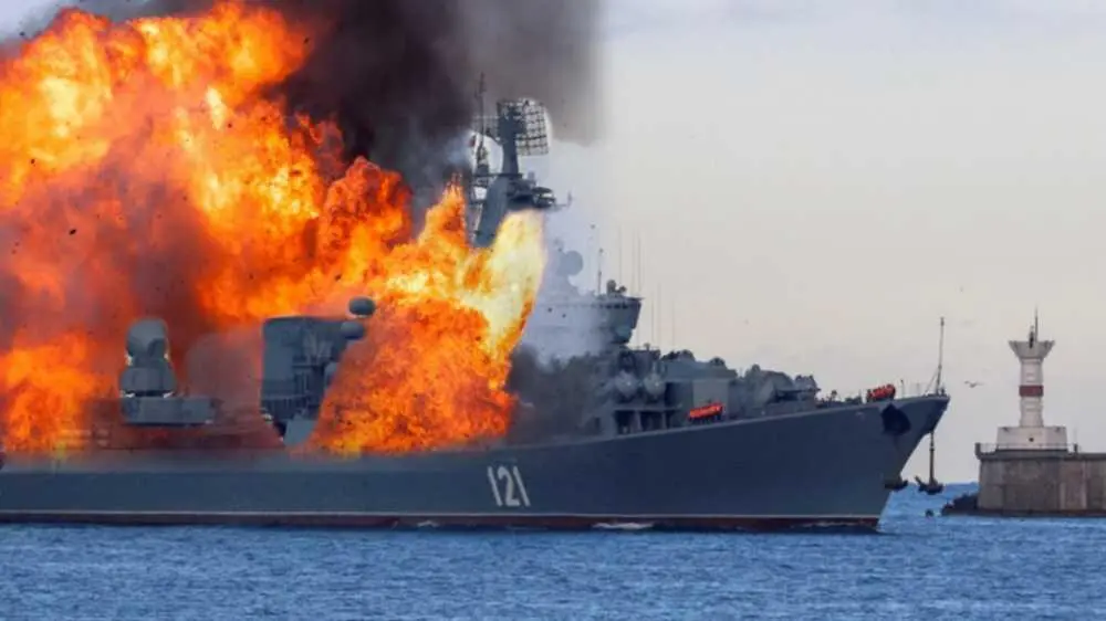 Горящий корабель Чорноморського флоту РФ у Севастополі після удару СБУ