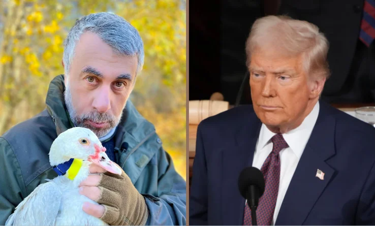 Евгений Комаровский держит гуся рядом с Дональдом Трампом за трибуной