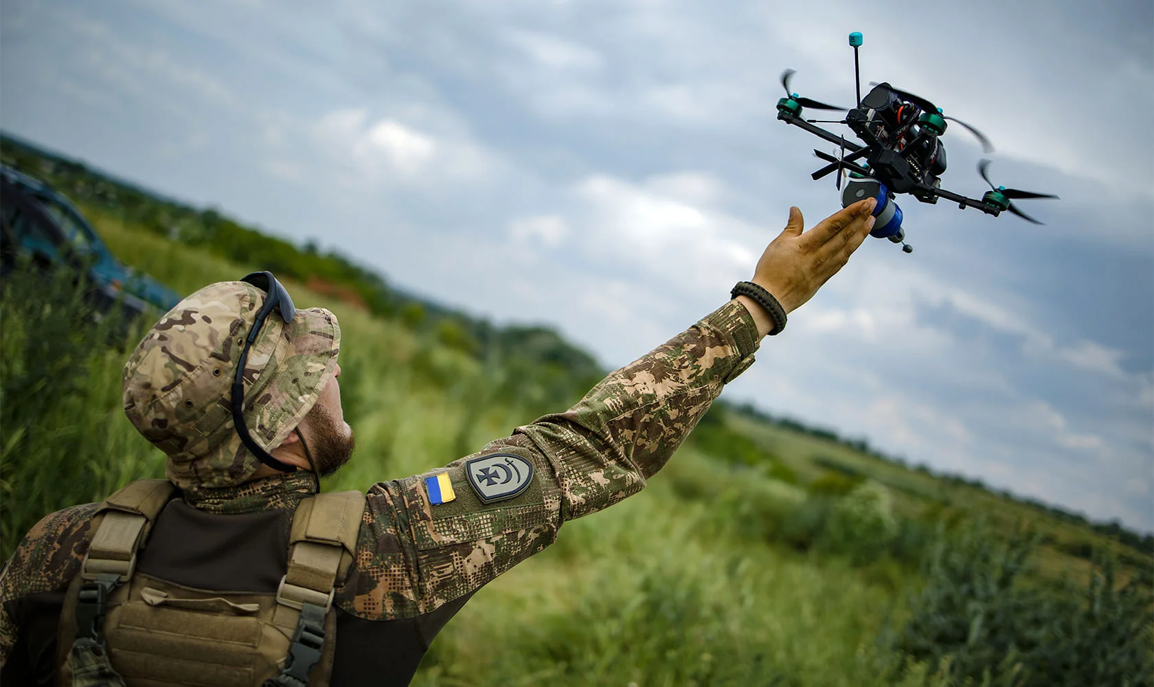 Боєць «Кракен» на Лимані тримає FPV-дрон від волонтерів