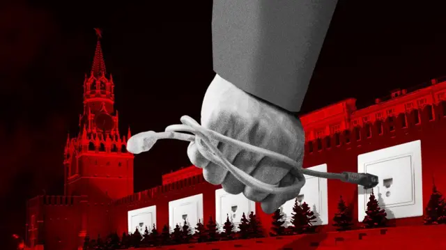 Рука вырывает интернет-кабель из Кремля, символизируя изоляцию России без интернета Путиным.