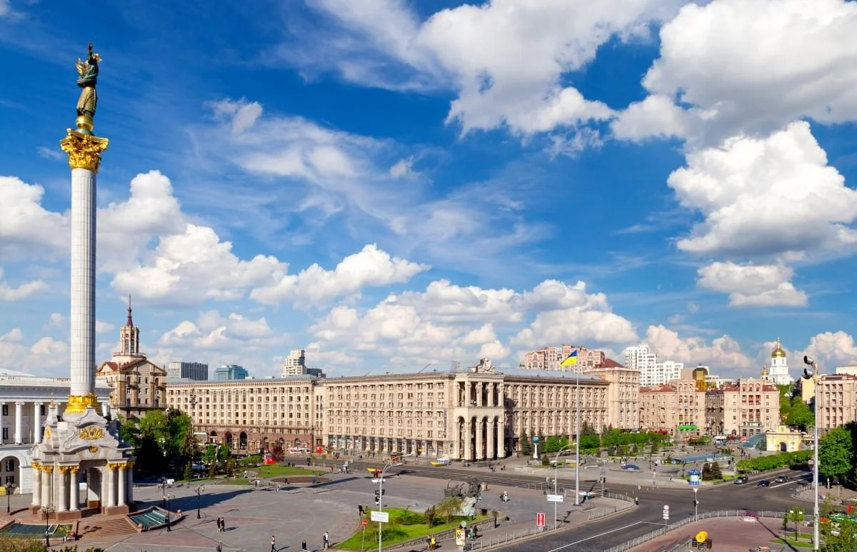 Сонячний Майдан Незалежності в Києві напередодні найтеплішого дня 22 квітня
