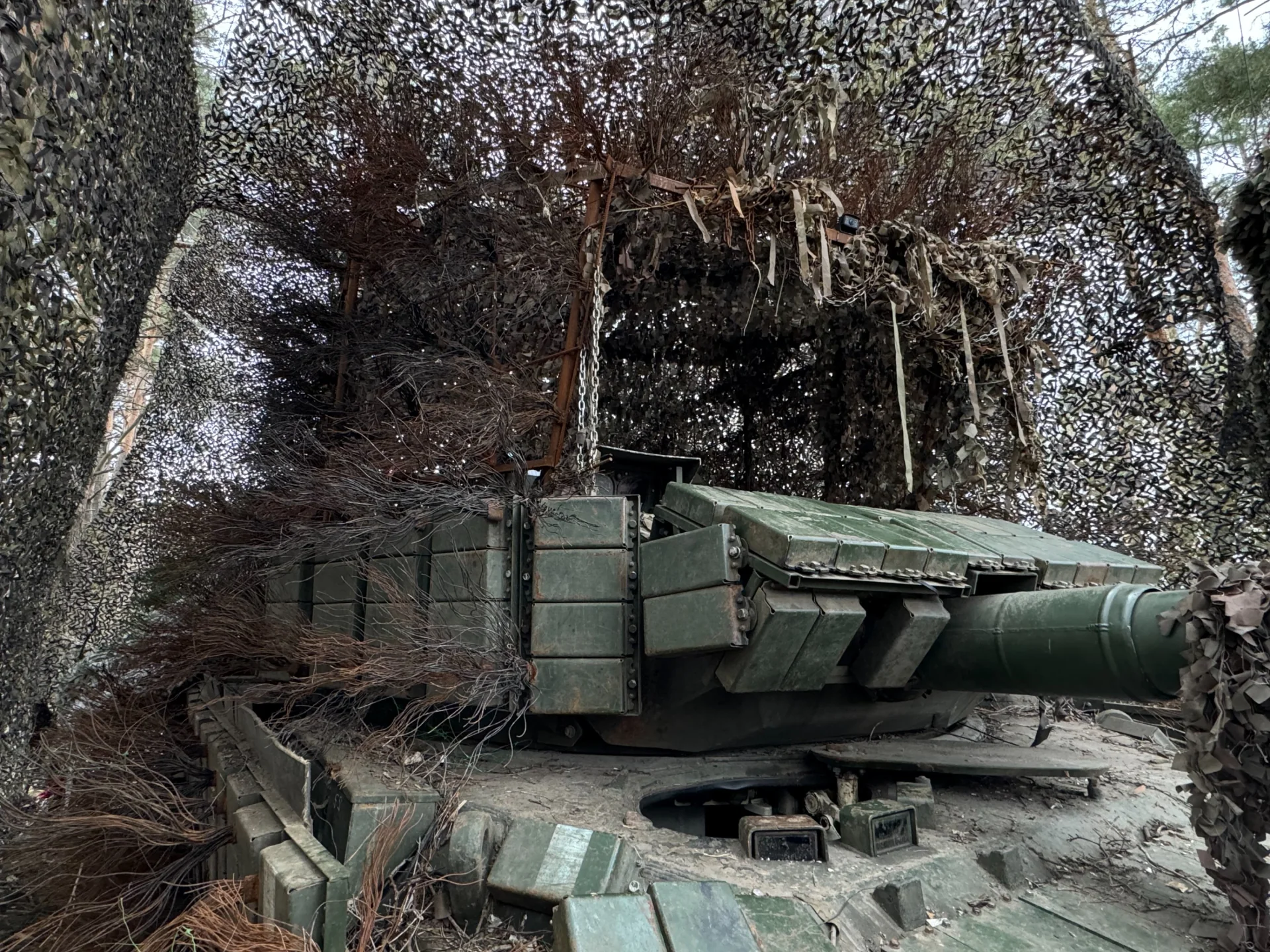 Leopard 1A5 выдержал 52 удара дронов на фронте Leopard 1A5 с поврежденным маскированием после 52 ударов дронов на фронте