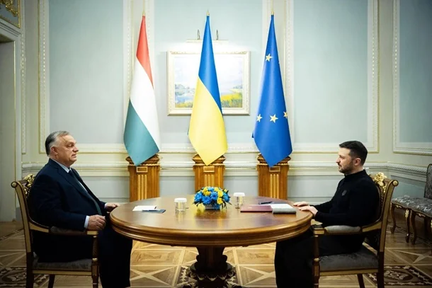 Петер Мадяр та Віктор Орбан за столом переговорів під прапорами Угорщини, України та ЄС