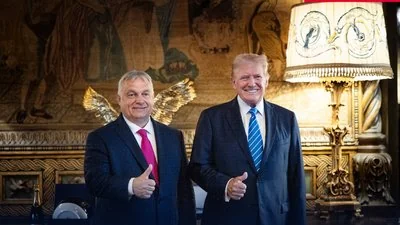 Дональд Трамп та Віктор Орбан показують великий палець у розкішній залі