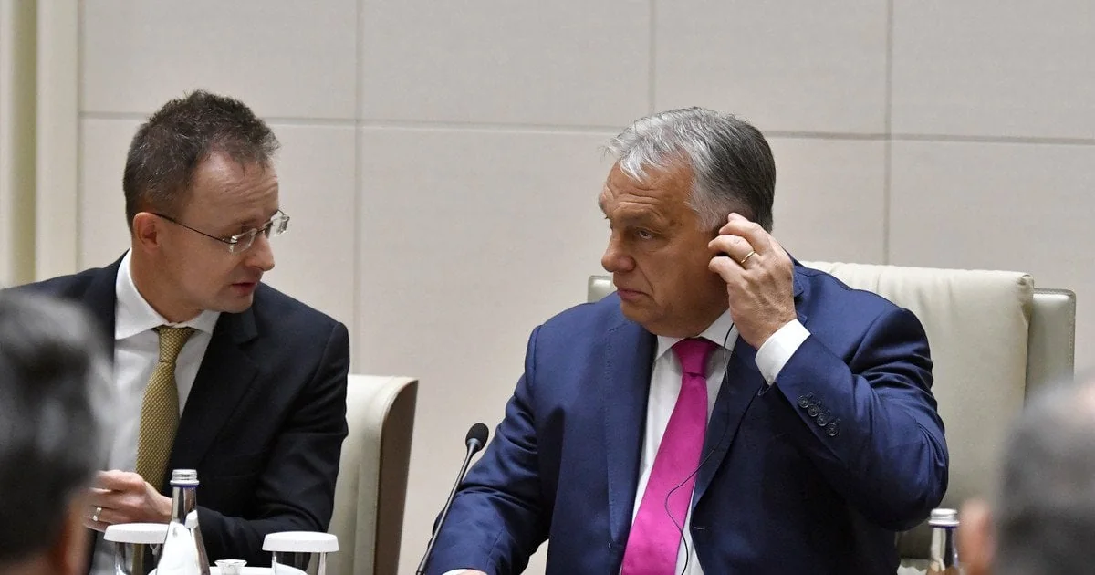 Петер Сійярто, міністр МЗС Угорщини, розмовляє по телефону на нараді після поразки Орбана