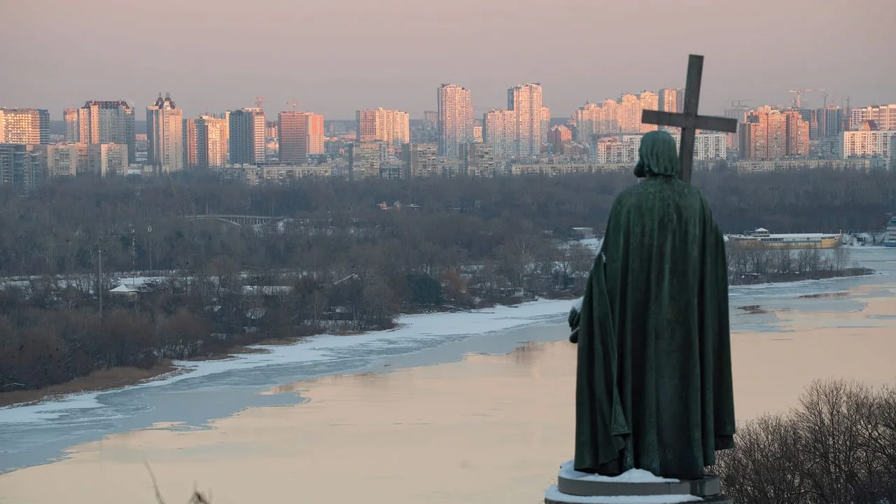 Памятник князю Володимиру в Києві над замерзлим Дніпром у найхолодніший день 10 квітня