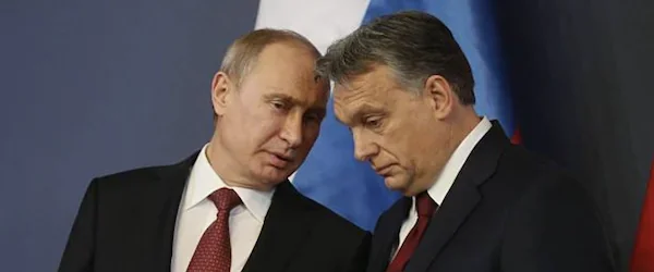 Віктор Орбан і Володимир Путін на зустрічі з прапорами РФ та Угорщини