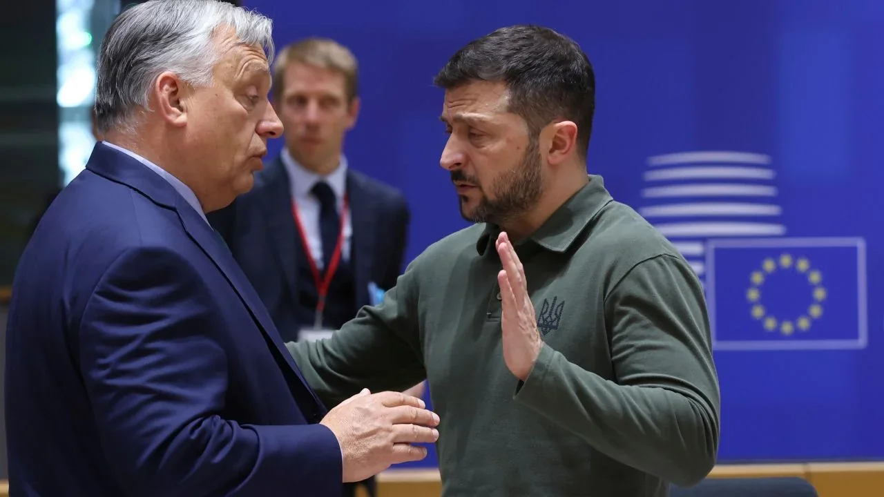 Віктор Орбан розмовляє з Володимиром Зеленським на тлі символіки ЄС щодо кредиту Україні