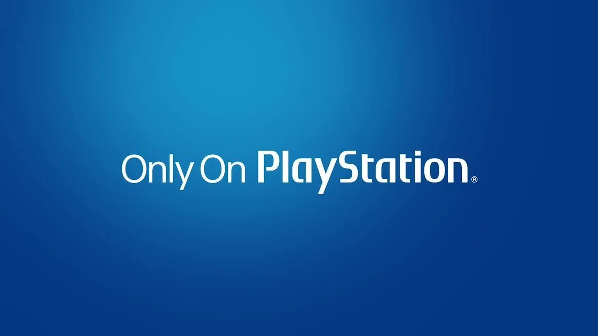 Слоган PlayStation Studios «Only On PlayStation» на синьому градієнтному фоні