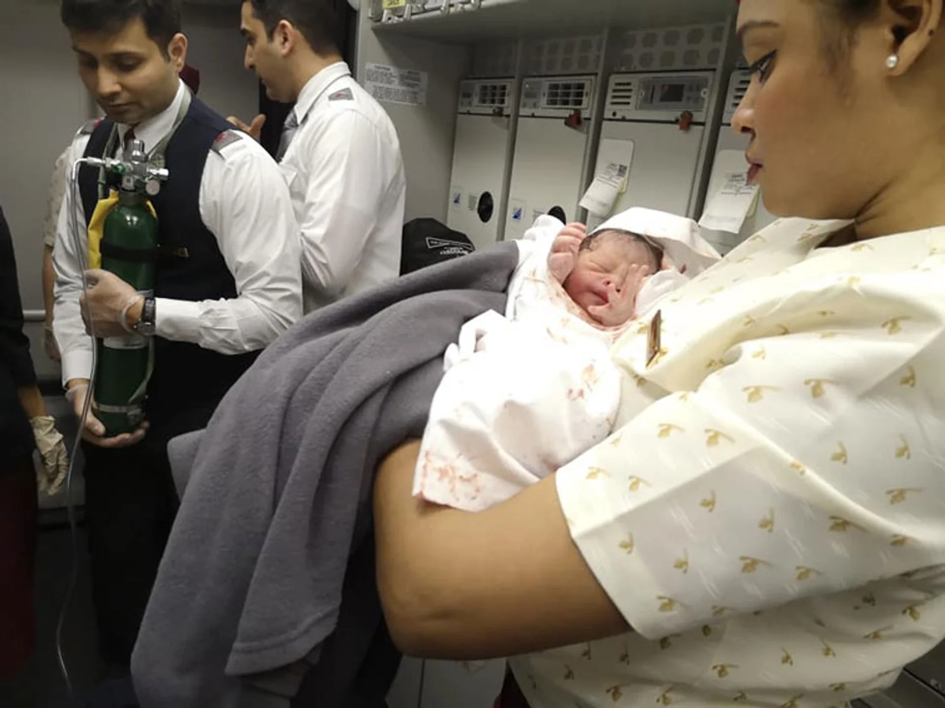 Бортпровідники Emirates допомагають матері з новонародженим під час пологів на борту літака