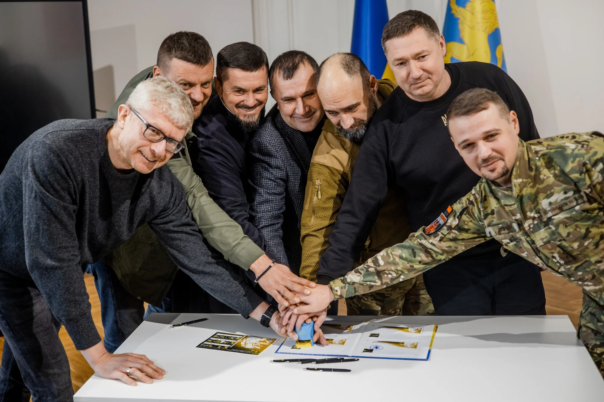 Польский аист Збыся выбирает Украину: символ удачи селится в Хмельницкой области Украинские активисты сжимают руки над фото аиста Збыся в Хмельницкой области