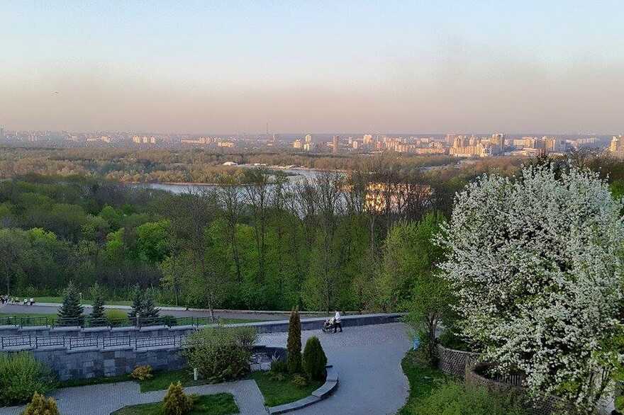 Весняний Київ з видом на Дніпро під час потепління до +18°