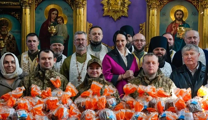 Духовенство ПЦУ, Владислава Молчанова та бійці з освяченими пасками в Михайлівському соборі
