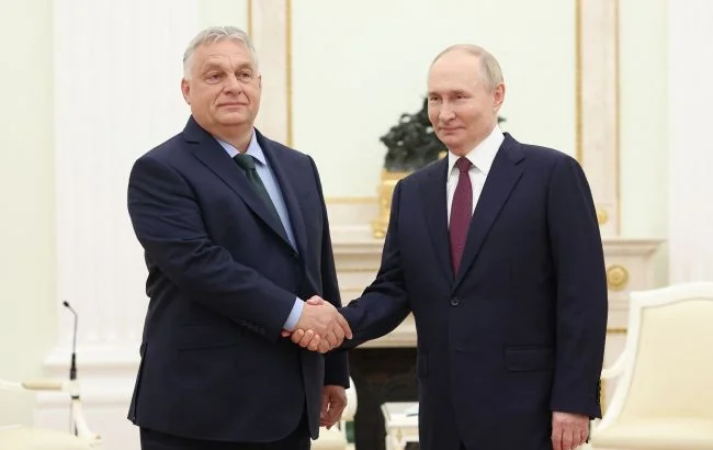 Президент Болгарии Румен Радев пожимает руку Владимиру Путину