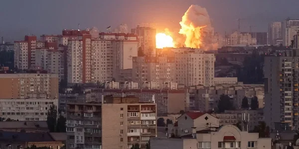 Пожежа від уламків російського дрона в Шевченківському районі Києва