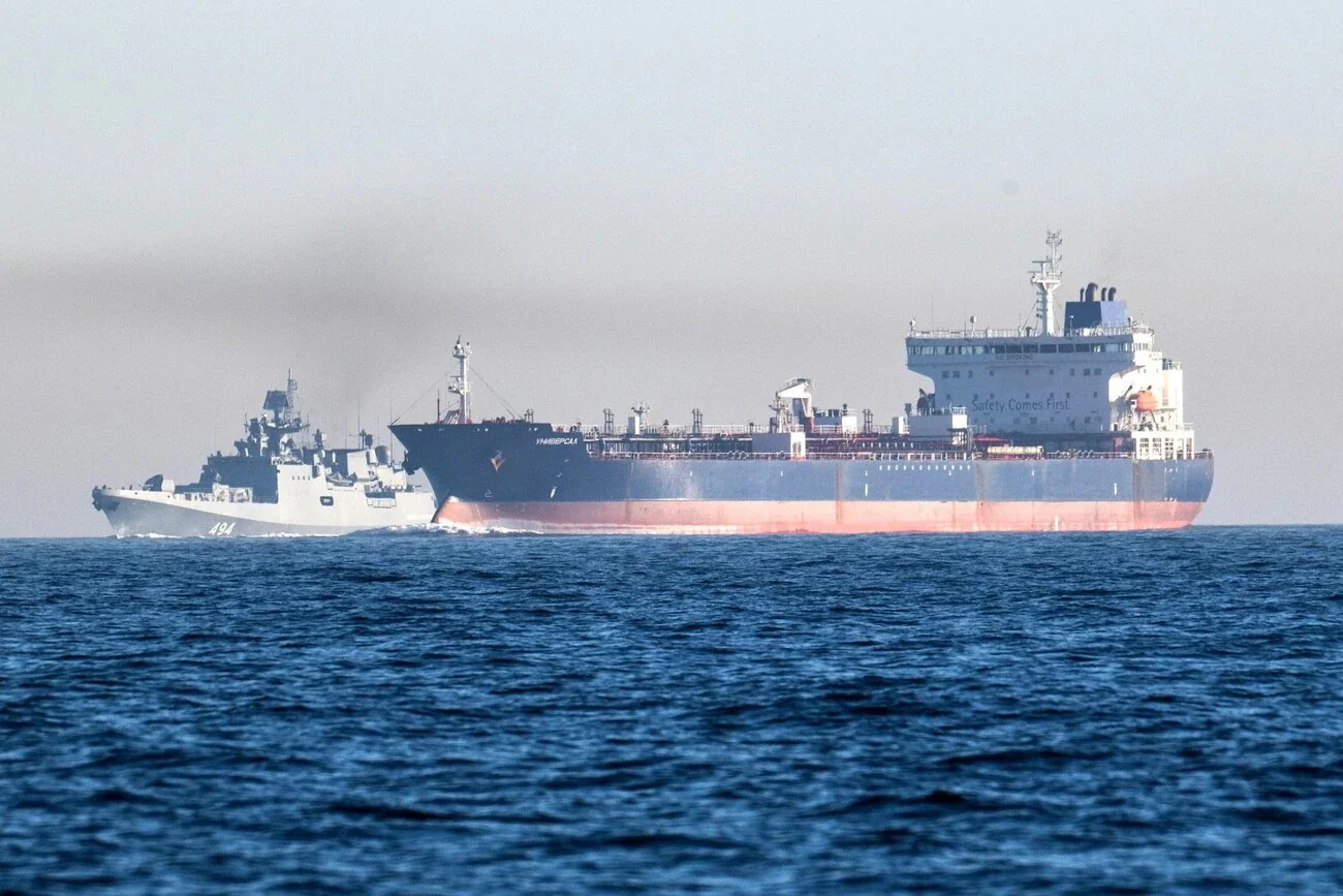 Російський корабель охороняє танкер тіньового флоту біля Британії в Північному морі