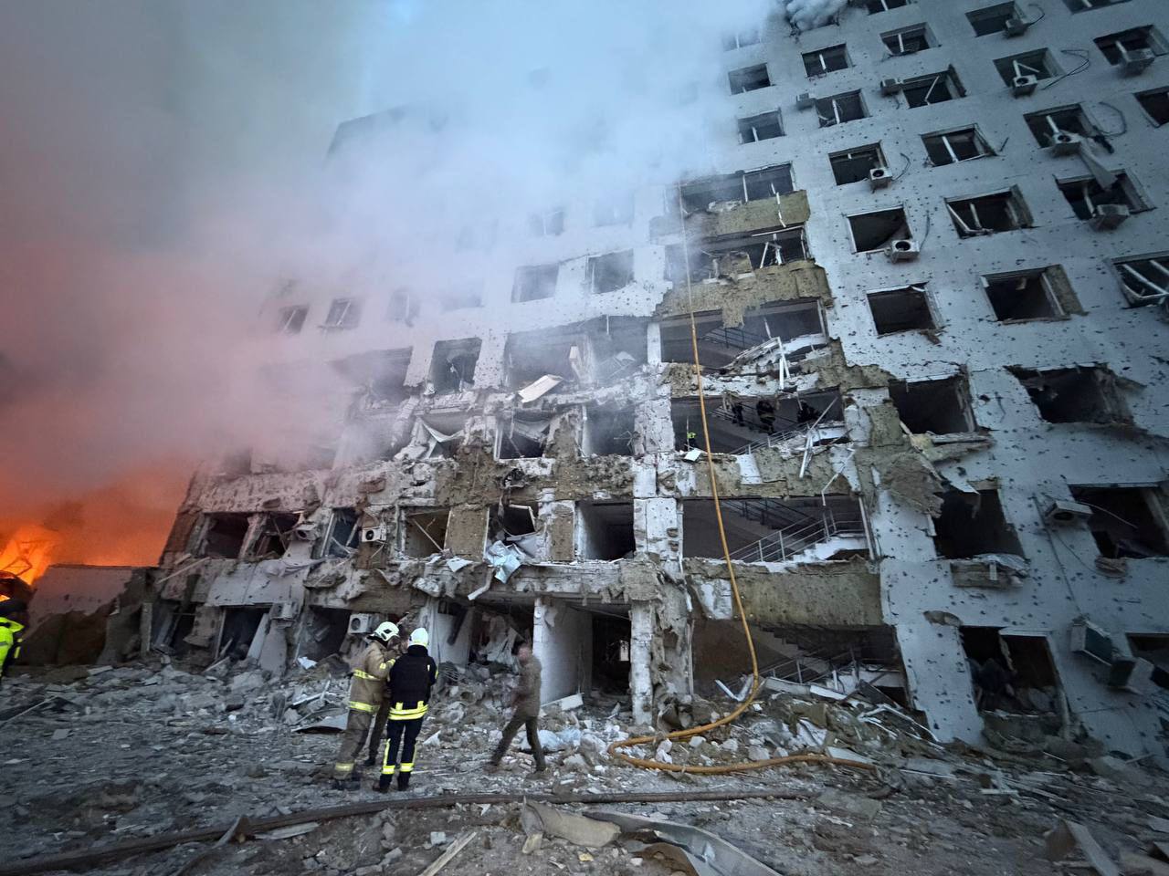 Руйнування багатоповерхівки в Києві від ракетної атаки, рятувальники серед уламків і диму