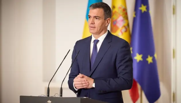 Премєр-міністр Іспанії Педро Санчес виступає з прапорами України, Іспанії та ЄС