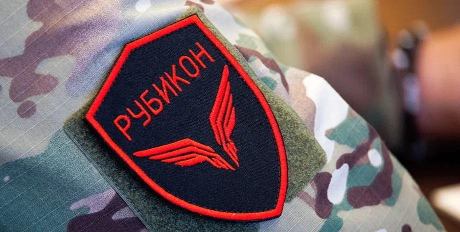 Емблема центру Рубікон на камуфляжній формі російських окупантів під Маріуполем