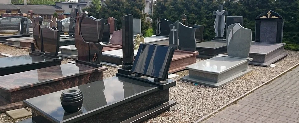 Закриті та відкриті гранітні плити на могилах кладовища