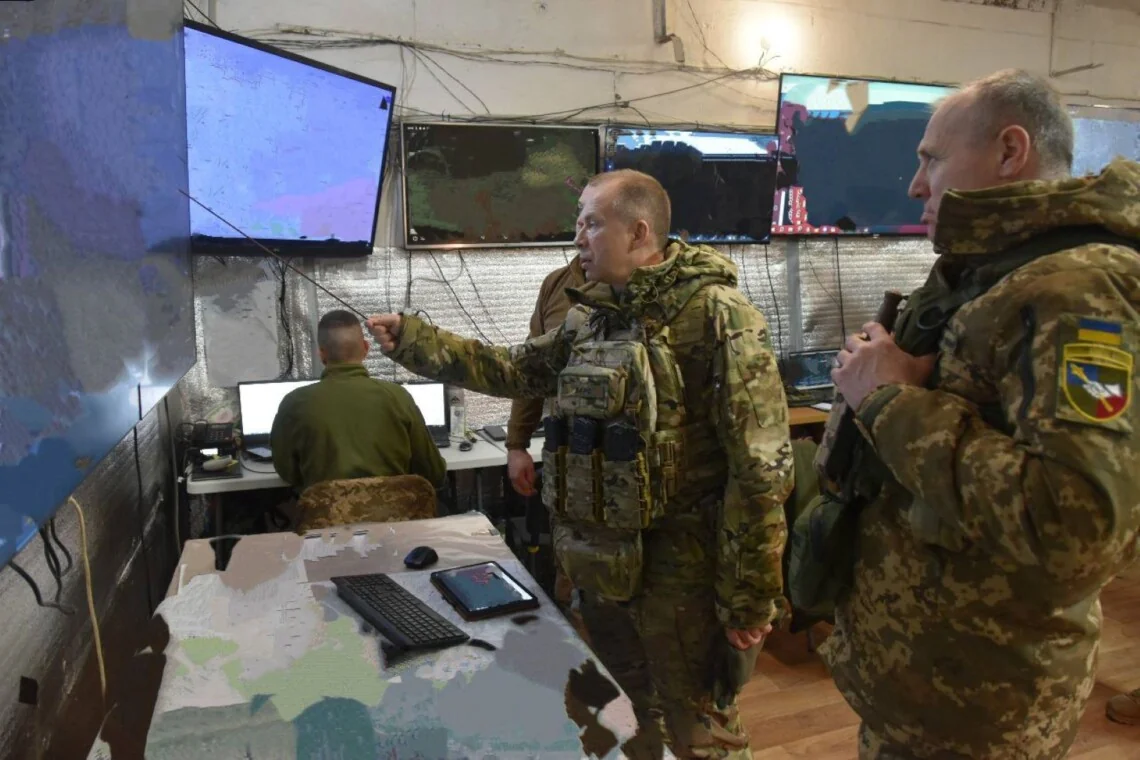 Олександр Сирський з генералом Каріньяном обговорюють наступ ворога на лінії фронту