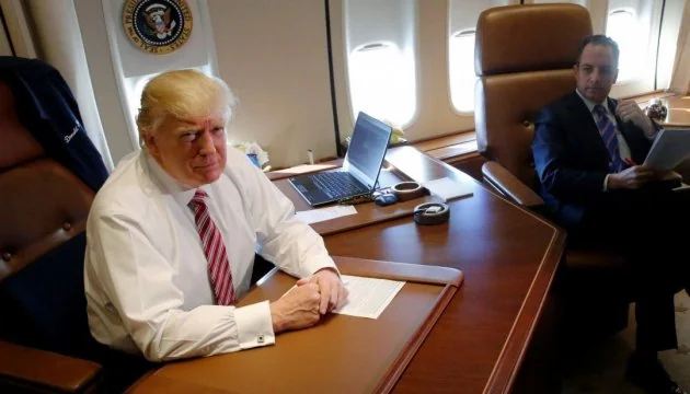 Дональд Трамп з Джаредом Кушнером у Air Force One на шляху до переговорів з Іраном