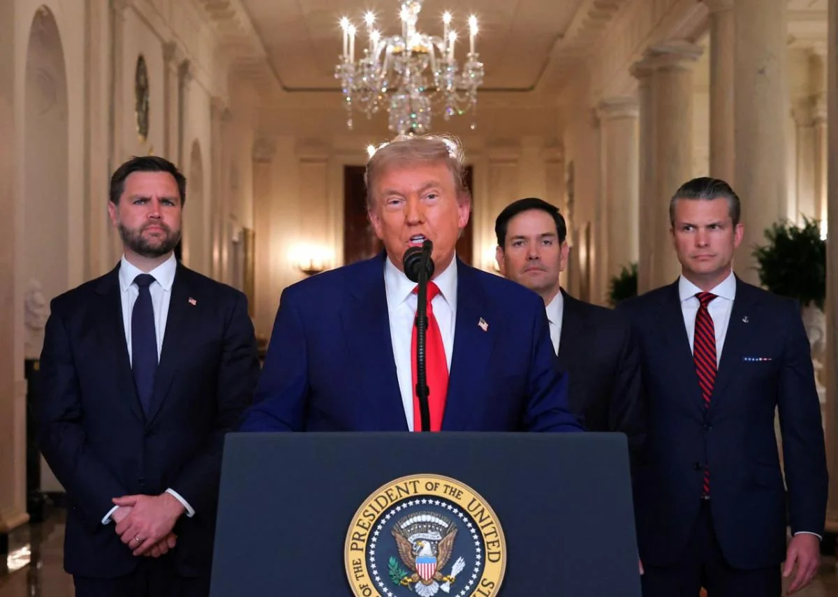 Дональд Трамп оголошує про відкриття Ормузької протоки за президентською трибуною