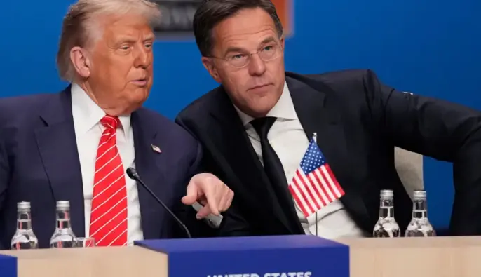 Дональд Трамп емоційно жестикулює до Марка Рютте на зустрічі щодо Ірану та НАТО