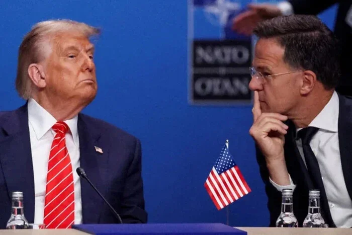 Дональд Трамп слухає генсека НАТО Марка Рютте на саміті Альянсу