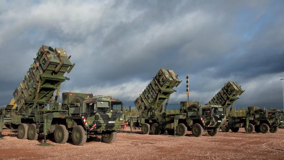 Нова українська ППО-ракета «Корал» на пускових установках на виставці озброєнь.