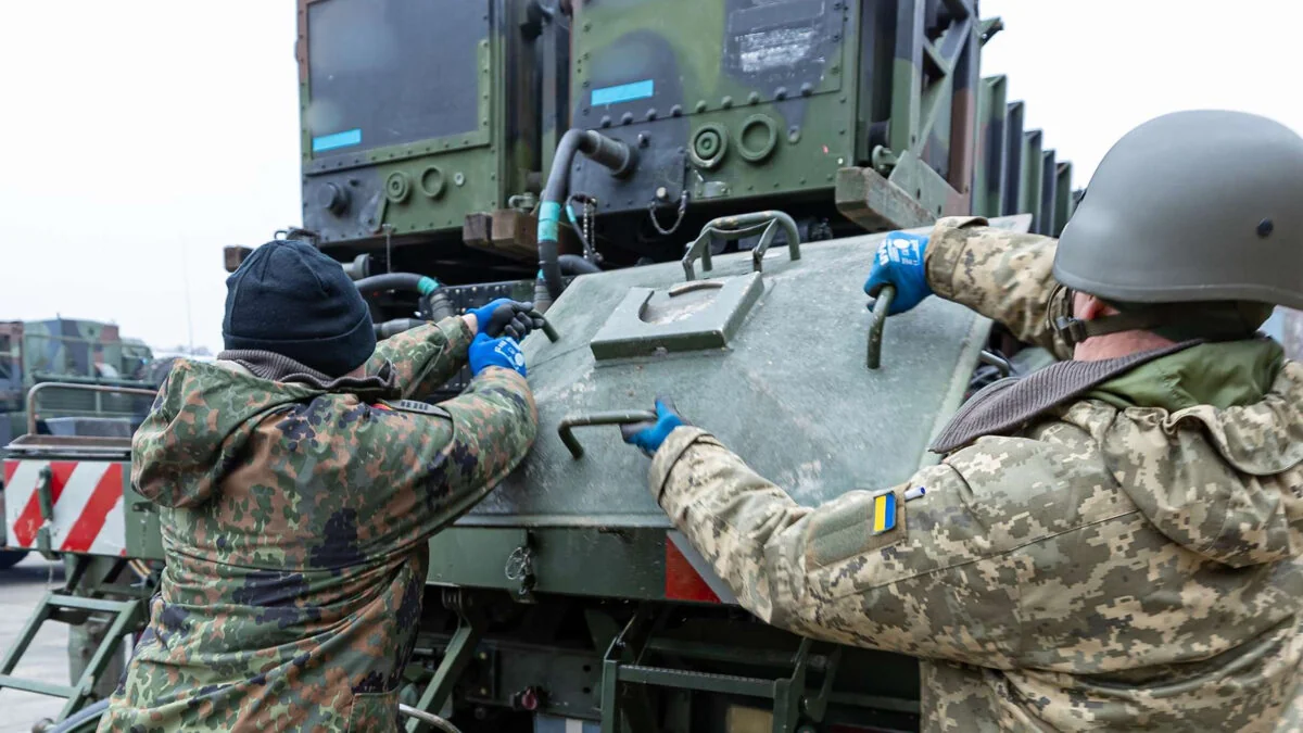 Украинские инструкторы и бойцы Бундесвера работают с оборудованием противодействия дронам