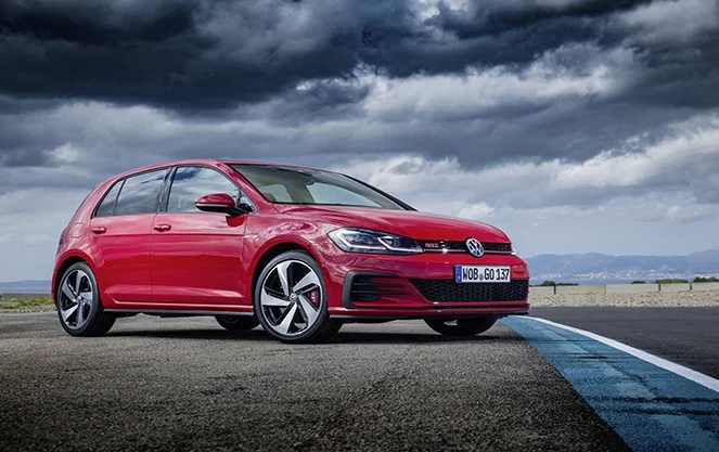 Червоний Volkswagen Golf на німецькій трасі, лідер продажів 2026 року.