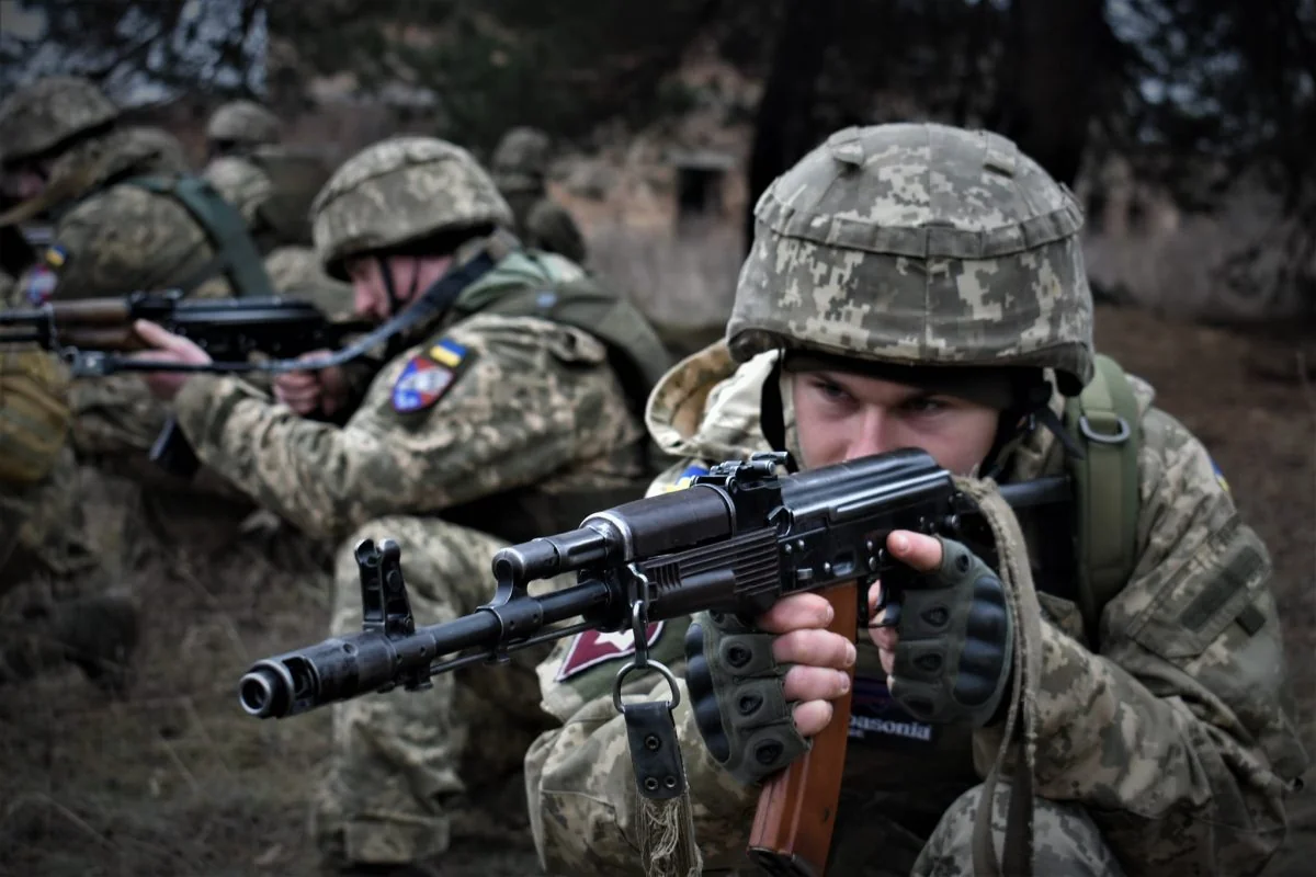Десантники ДШВ у камуфляжі прицілюються з АК на ключових напрямках фронту.