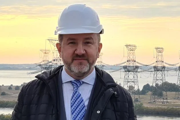 Зайченко: энергрынок готов к более высоким прайс-кепам Виталий Зайченко, глава Укрэнерго, в каске на фоне электросетей