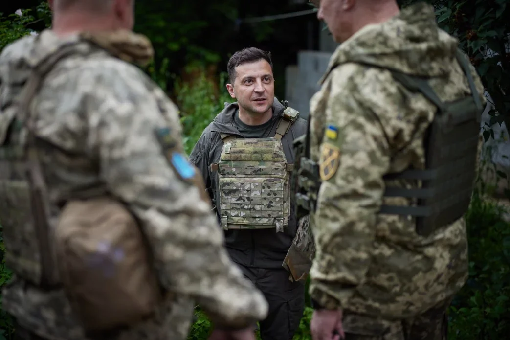 Президент Зеленський у камуфляжі спілкується з військовими на фронті