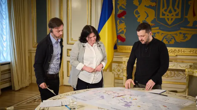 Президент Зеленський з Іващенком аналізують карту російської мобілізації для наступу