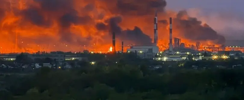 Пожежа на НПЗ РФ з густим димом після атак України