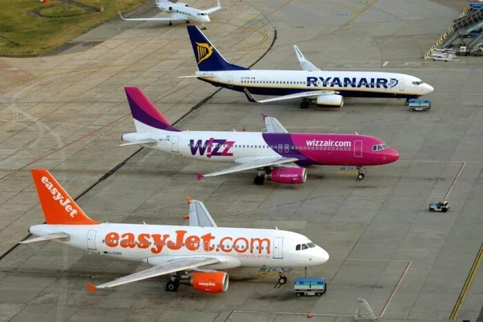 Літаки Ryanair, Wizz Air та EasyJet на летовищі Європи під час паливної кризи