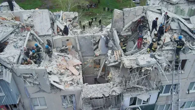 Рятувальники ДСНС розбирають завали зруйнованої багатоповерхівки в Запоріжжі після авіаудару РФ