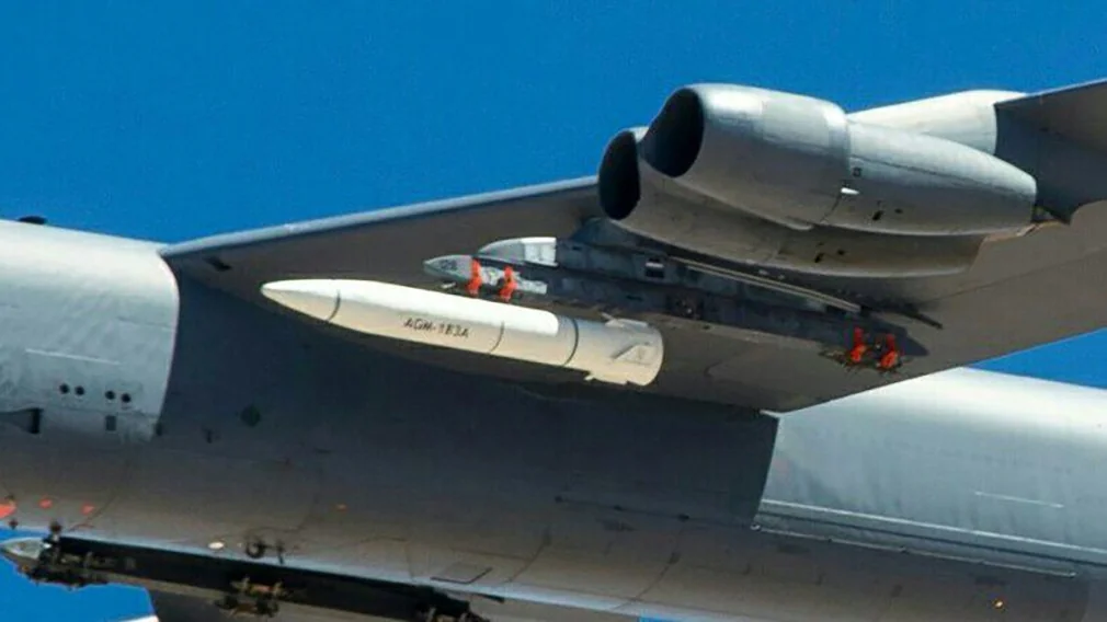 Бомбардувальник B-1B Lancer з гіперзвуковою ракетою ARRW під крилом