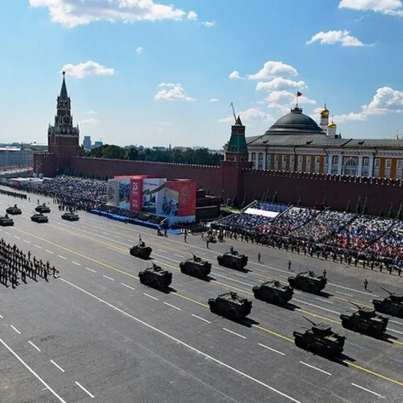 Парад 9 травня на Червоній площі в Москві з танками та солдатами
